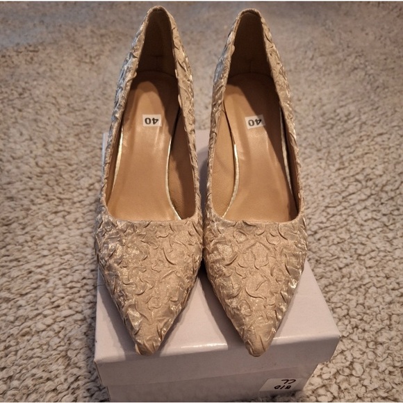 Beautiful cream with gold heel shoe. - Picture 2 of 4